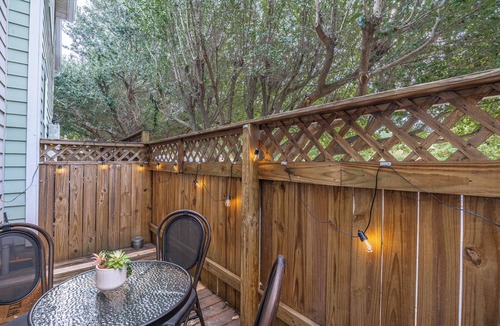 Arsenal Hill House | Charming Townhome,PRIME LOCATION,Historic,Mins to USC,TVs,Parking,Fireplace,W/D
