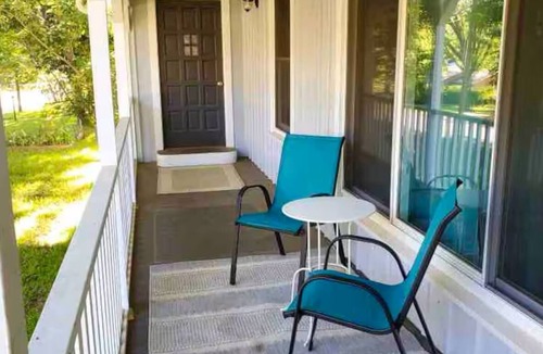 Tyler House | Charming townhome w/King Bed- Close to Everything in Tyler!