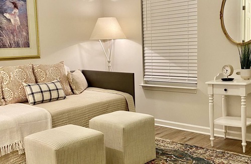 Whitsett House | Charming Townhouse Near The Elon Oaks