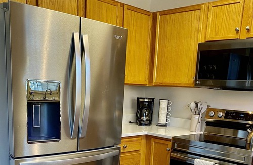 Whitsett House | Charming Townhouse Near The Elon Oaks