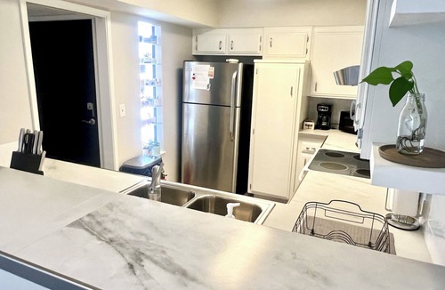 Bakersfield House | Charming Townhouse