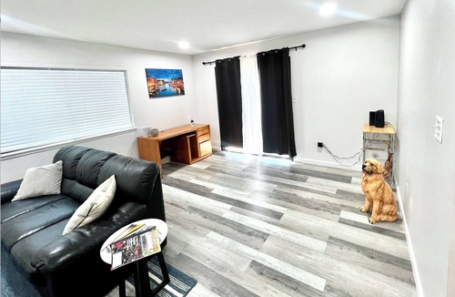 Bakersfield House | Charming Townhouse