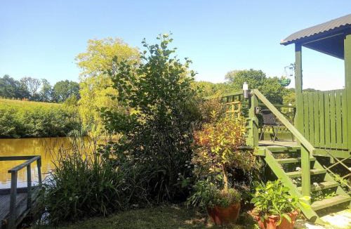 Hadlow Down House | Charming tranquil Shepherds Hut with lakeside balcony 'Roach'