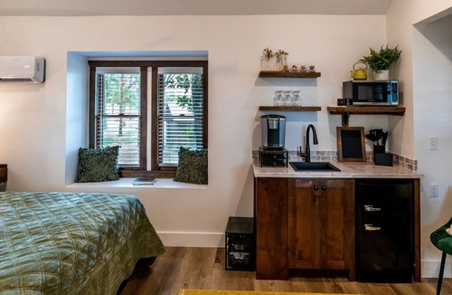 Elm Mott Cabin | Charming Treehouse for Glamping Trips near Magnolia, Texas