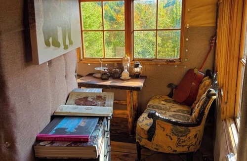 Braintree Cabin | Charming TREEHOUSE in remote location