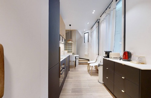 Quartier de la Porte-Saint-Denis Apartment | Charming Triplex Townhouse – Suite 64