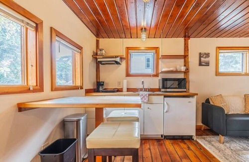 Broadway Apartment | Charming two-level retreat