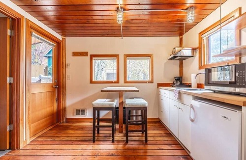 Broadway Apartment | Charming two-level retreat