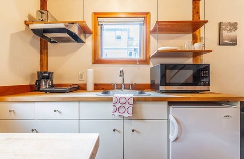 Broadway Apartment | Charming two-level retreat