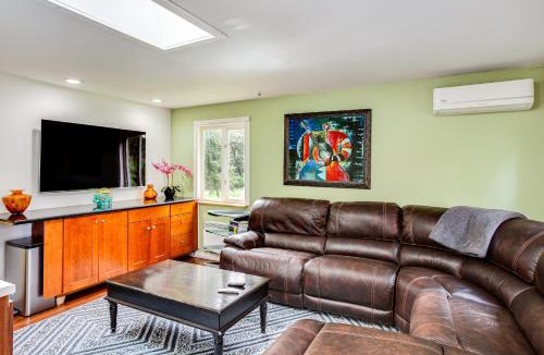 Newcastle House | Charming Unit with Deck about 3 Mi to Lake Washington!