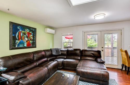 Newcastle House | Charming Unit with Deck about 3 Mi to Lake Washington!