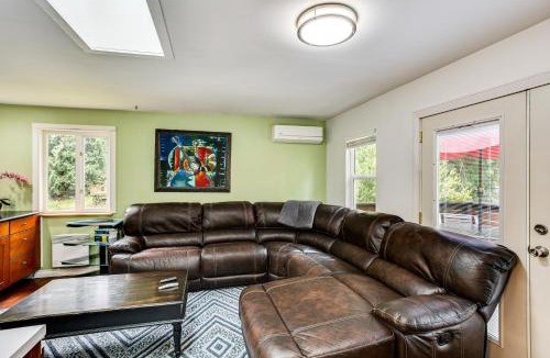 Newcastle House | Charming Unit with Deck about 3 Mi to Lake Washington!