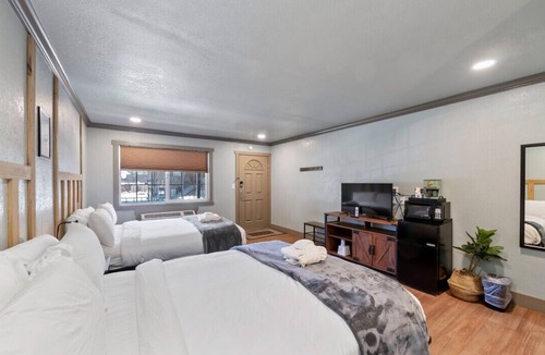 Lakeside Park Bed & Breakfast | Charming, Updated Double Queen on Stateline - Blue Jay Lodge