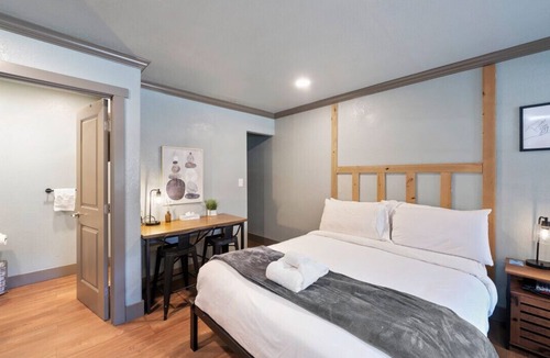 Lakeside Park Bed & Breakfast | Charming, Updated Double Queen on Stateline - Blue Jay Lodge