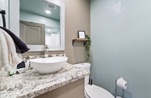 Lakeside Park Bed & Breakfast | Charming, Updated Double Queen on Stateline - Blue Jay Lodge