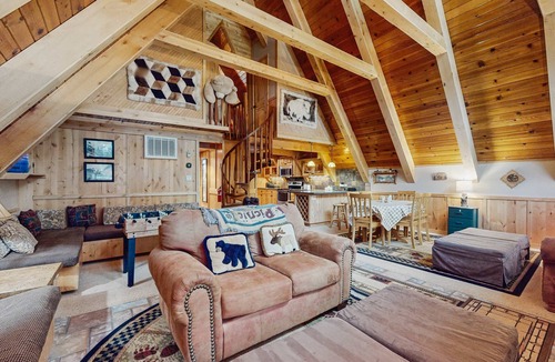 Rancho Bijou House | Charming Updated Rustic Cabin with Gas Fireplace, close to Lake and Ski Resort