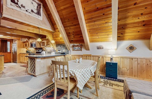 Rancho Bijou House | Charming Updated Rustic Cabin with Gas Fireplace, close to Lake and Ski Resort
