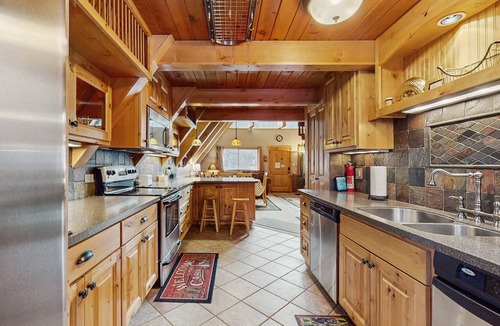 Rancho Bijou House | Charming Updated Rustic Cabin with Gas Fireplace, close to Lake and Ski Resort