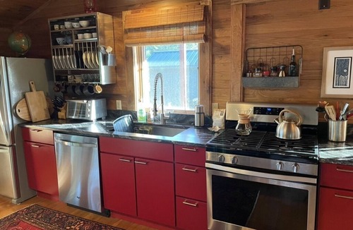 Charlotte Cottage | Charming, updated lakeside cottage