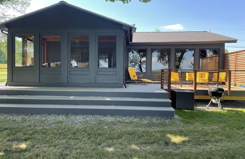 Charlotte Cottage | Charming, updated lakeside cottage