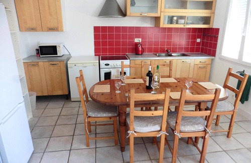 Port-Vendres Apartment | Charming Upper Floor Apartment With Aircon For Up To 4 People