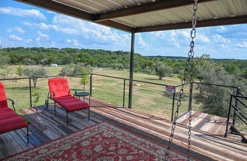 Gatesville Apartment | Charming upstairs barn loft apartment in Gatesville
