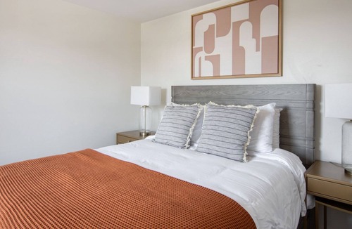 Uptown Apartment | Charming Uptown 1BR w/ Indoor Pool, nr Lakefront Trail, by Blueground