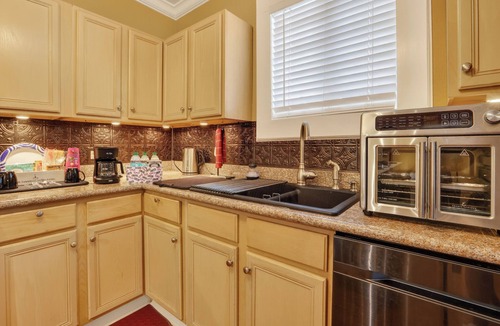 Irish Channel House | Charming Uptown Guest Suite Private Bed & Bath