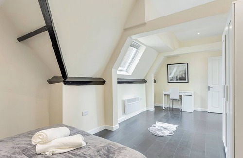 High Barnet Apartment | Charming Urban 2-Bedroom Retreat