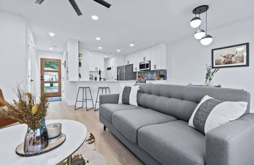 Tanglewood Forest House | Charming Urban Home with pet friendly backyard