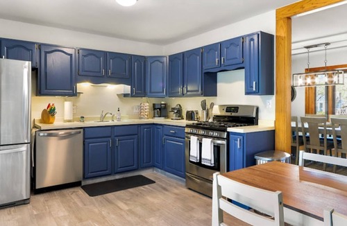 Country Club Estates House | Charming Lake Geneva Getaway 4/2 with Hot Tub