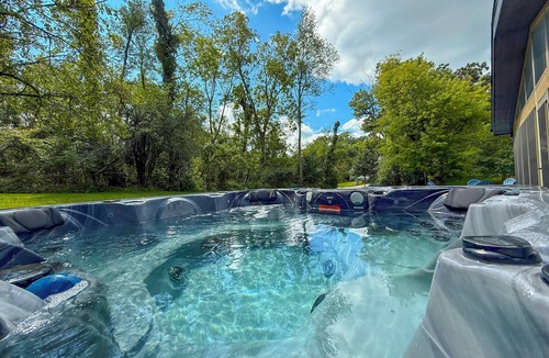 Country Club Estates House | Charming Lake Geneva Getaway 4/2 with Hot Tub