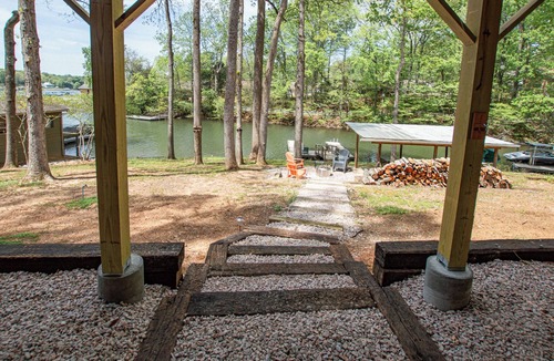 Sherrills Ford Cottage | Charming Lake Front Home - Pet Friendly