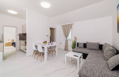 Kras Apartment | Charming vacation apartment with swimming pool, barbecue & private parking space