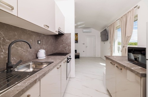 Kras Apartment | Charming vacation apartment with swimming pool, barbecue & private parking space
