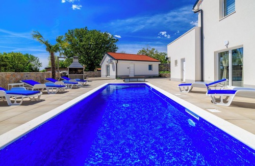 Kras Apartment | Charming vacation apartment with swimming pool, barbecue & private parking space