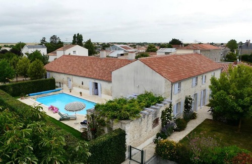 Nalliers House | Charming Vendée cottage - Les GlycinesHeated pool in season!