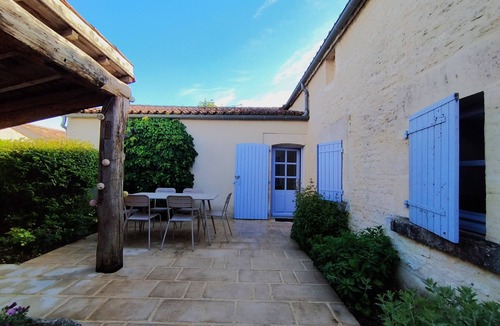 Nalliers House | Charming Vendée gîte - L'Eglantine Heated pool in season!