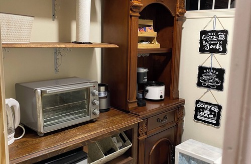 Girard Cottage | Charming Victorian cottage tinyhouse with WiFi and AC in quaint Girard