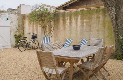La Couarde-sur-Mer House | Charming village house with courtyard + parking