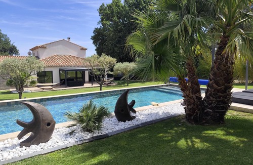 Aix-en-Provence Villa | CHARMING VILLA HEATED POOL APRIL10 TO OCTOBER30 PRIVATE FENCED GARDEN