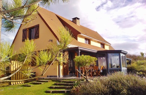 Sainte-Cecile-Plage Villa | Charming villa in STE-CECILE, sea {very close) A 100M }