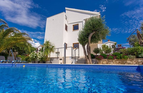 Okrug Donji Villa | Charming villa LeANN with stunning garden, 4 minute walk to the Rudej beach