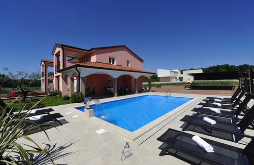 Buzinija Villa | Charming Villa with Hydro Massage Pool, Perfect for Groups of 8