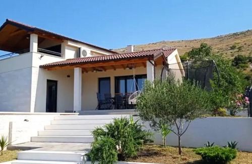 Grebastica Villa | Charming villa with 3 bedrooms and WiFi, AC in enchanting Grebaštica