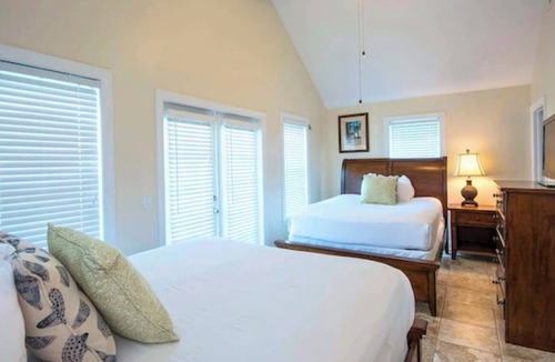 Marathon Hotel | Charming Villa with Pool Access & Full Kitchen for Easy Meals!