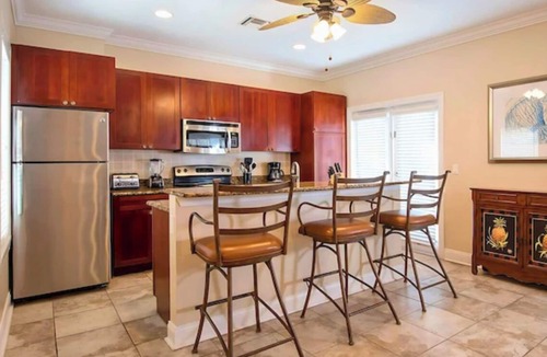 Marathon Hotel | Charming Villa with Pool Access & Full Kitchen for Easy Meals!
