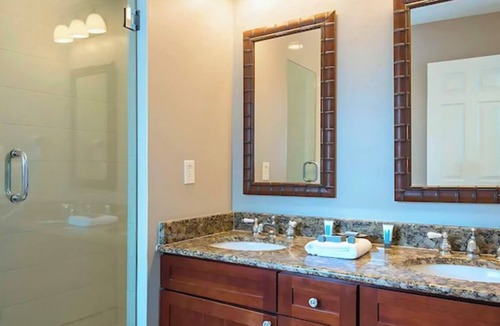 Marathon Hotel | Charming Villa with Pool Access & Full Kitchen for Easy Meals!