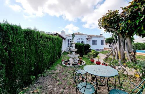 El Chaparral House | Charming Villa with Private Pool in Urb La Siesta Torrevieja