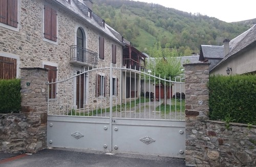 Peyragudes House | charming village house /apartment, quiet, not overlooked, with exterior